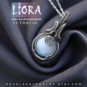 Puede incluir: Un colgante de alambre plateado envuelto alrededor de una piedra blanca. El colgante cuelga de una cadena plateada. El texto "LIORA WIRE WRAPPED PENDANT TUTORIAL" es visible en la parte superior de la imagen.