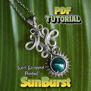 Puede incluir: Un collar con colgante de alambre plateado con una piedra preciosa verde en el centro. El colgante tiene un diseño de sol y está en una cadena plateada. La imagen incluye el texto "PDF Tutorial" y "Wire Wrapped Pendant SunBurst".