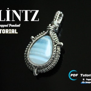 以下が含まれることがあります： 薄い青色の瑪瑙の石が付いた、銀のワイヤーで包まれたペンダント。ペンダントは黒い背景に映し出されています。画像の上部には「GLINTZ Wire Wrapped Pendant TUTORIAL」というテキストがあります。画像の下部には「PDF Tutorial 15 Pages 45+ Images」というテキストがあります。