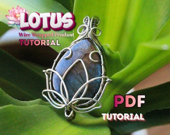 Peut inclure: Tutoriel de pendentif filaire avec une pierre en forme de goutte d'eau aux tons bleus et gris, sertie dans un motif de lotus en fil d'argent. L'image comprend le texte "LOTUS Wire Wrapped Pendant TUTORIAL" et "PDF TUTORIAL".