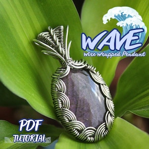 Puede incluir: Un colgante envuelto en alambre con una piedra púrpura, sobre un fondo de hojas verdes. El colgante tiene un diseño de alambre plateado y la palabra "WAVE" se muestra en azul y blanco. El texto "PDF TUTORIAL" también es visible.