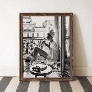 Parismorgon Vintagekonst Svartvit Elegant Kvinna Frukosttid Kaffetryck Franska Vibbar Balkongutsikt Stadschic Retro Elegans Tidlös