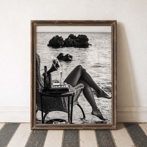 Fotografia de praia, arte de parede com tema oceânico, pôster à beira-mar, estética costeira, vibrações de verão, preto e branco, praia vintage, viagem, cena relaxante, decoração clássica. imagem 1