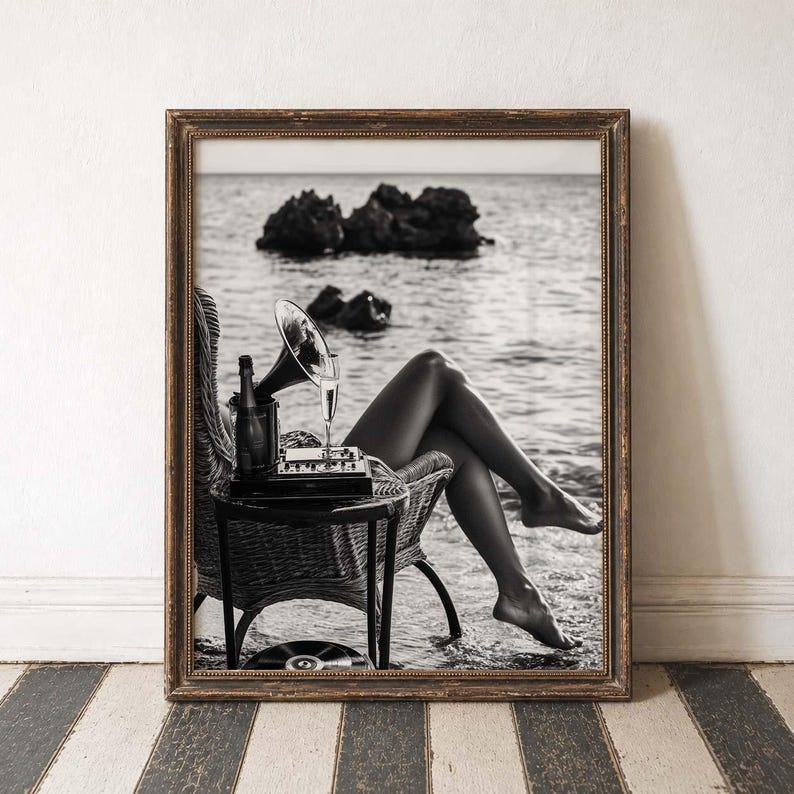 Fotografia de praia, arte de parede com tema oceânico, pôster à beira-mar, estética costeira, vibrações de verão, preto e branco, praia vintage, viagem, cena relaxante, decoração clássica. imagem 1