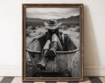 Cowgirl nella vasca da bagno Arte del bagno nel deserto Poster western Arte in bianco e nero Momento country chic nella vasca da bagno Arte rustica da parete Stivali da cowgirl Western Relax Vagabondaggio