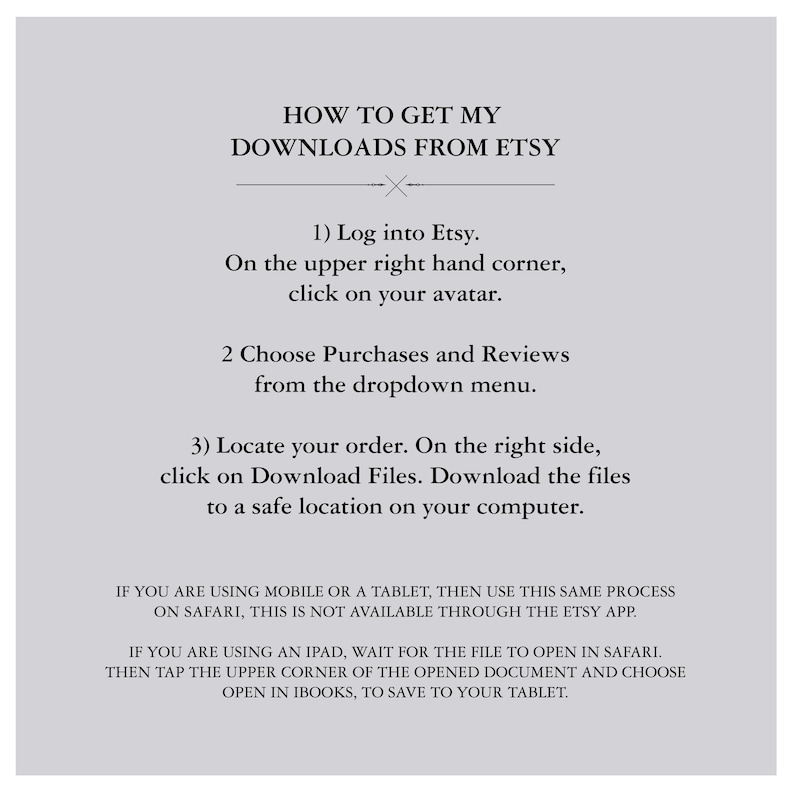 Pu&ograve; includere: Un grafico grigio chiaro con istruzioni su come scaricare file da Etsy. Il testo descrive i passaggi per accedere, trovare gli acquisti e scaricare i file. Ulteriori istruzioni sono fornite per gli utenti di dispositivi mobili e tablet.