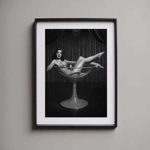 Arte burlesco, glamour vintage, póster de pin-up del viejo Hollywood, estética retro, estilo cabaret inspirado en Dita, decoración de lujo, arte glamuroso en blanco y negro