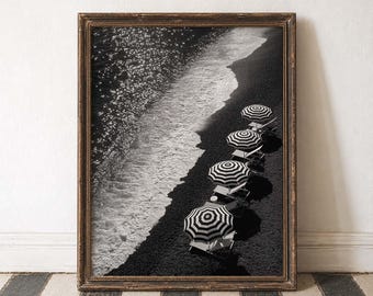 Strand Wandkunst Schwarz-Weiß-Küstendekor Gestreifte Regenschirme Hohe Kontrastkunst Ozeanwellen schwarzer Sand-Strand-Minimalist-Druck-Luftbild-Strand