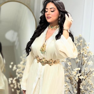 Handcrafted Creamy Takchita in Luxurious Silk and Organza for Wedding Moments