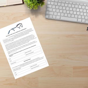 Puede incluir: Un documento blanco con el título "Release and Hold Harmless Agreement" y una silueta de caballo. El documento incluye secciones para firmas, fechas y una sección para "Grant of Permission".