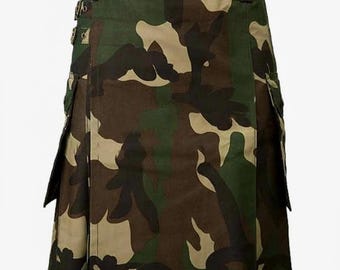 Könnte beinhalten: Ein Camouflage-Kilt in Grün-, Braun- und Beigetönen. Der Kilt hat ein traditionelles Design mit Falten, Taschen und verstellbaren Riemen mit Metallschnallen. Der Kilt ist aus strapazierfähigem Stoff gefertigt.