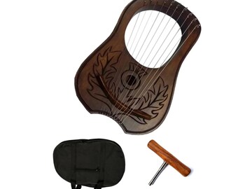 Könnte beinhalten: Eine hölzerne Leier mit floralem Design und einer schwarzen Tragetasche. Die Leier hat 10 Saiten und ein Stimmgerät ist im Lieferumfang enthalten.