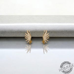 Pendientes de titanio con forma de ala trepadora dorada, con cristales de circonita cúbica, hipoalergénicos y resistentes al deslustre, un regalo elegante para mujer.