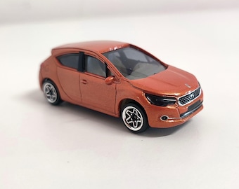 Keychain DS 4 mini toy car key keychain gift for car enthusiast DS 4 diecast car keychain decoration accessories mini car replica 1:64 scale