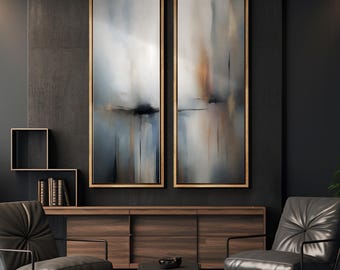 Op de afbeelding: Twee abstracte schilderijen in gouden lijsten, met gedempte blauwe, grijze en bruine kleuren, hangend aan een donkere muur boven een houten kast en twee zwarte leren stoelen.