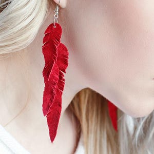Rode suède leren veren oorbellen GRATIS VERZENDING boho chique oorbellen franje kerstcadeau