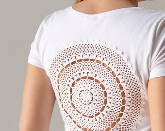 White t-shirt with crochet mandala doily lacy back - Size M-L - one of a kind piece