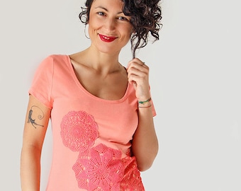 Coral pink t-shirt with upcycled vintage crochet doily ornament - Size S