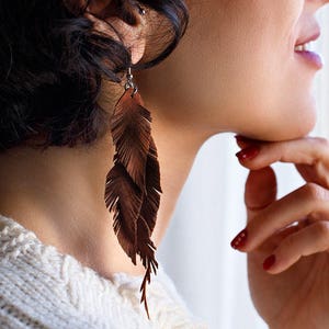 Boucles d&#39;oreilles en daim marron foncé pour femme, boucles d&#39;oreilles pendantes bohèmes, bijoux légers faits main, boucles d&#39;oreilles pendantes, cadeau de Noël pour elle