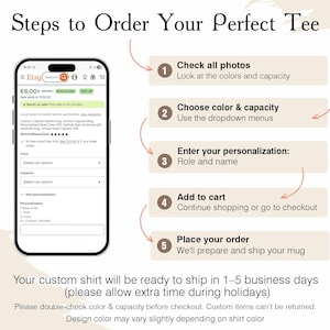 Puede incluir: Gr&aacute;fico de un anuncio de Etsy con el texto "Steps to Order Your Perfect Tee". El gr&aacute;fico muestra un tel&eacute;fono inteligente que muestra un anuncio de Etsy, con pasos numerados para pedir una camiseta personalizada, incluyendo color, capacidad y personalizaci&oacute;n.