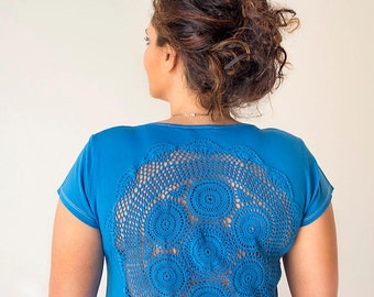 Blue t-shirt with upcycled vintage crochet doily back - Size XL