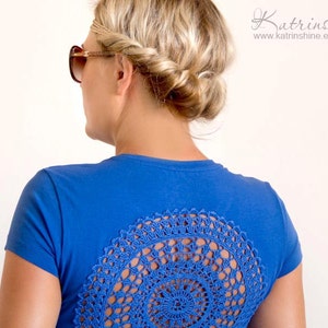 Blue t-shirt with upcycled vintage crochet doily back Size S image 1