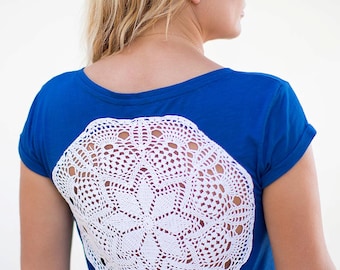 Blue t-shirt with white upcycled vintage crochet doily sewn on back - Size M-L