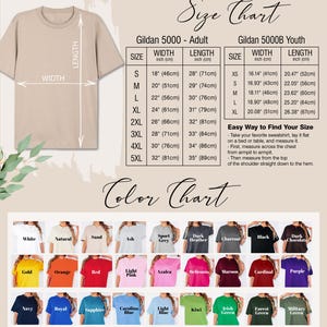 Puede incluir: Una camiseta Gildan 5000 beige con una tabla de tallas y opciones de color. La tabla de tallas incluye medidas en pulgadas (convertidas a cm) para tallas de adulto y juvenil. Las opciones de color incluyen blanco, natural y marino.