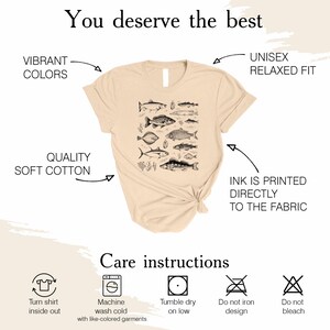 Puede incluir: Camiseta unisex beige con una ilustraci&oacute;n en blanco y negro de varias especies de peces. El texto "You deserve the best" est&aacute; en la parte superior. La camiseta es de algod&oacute;n suave y tiene un corte relajado. Incluye instrucciones de cuidado.