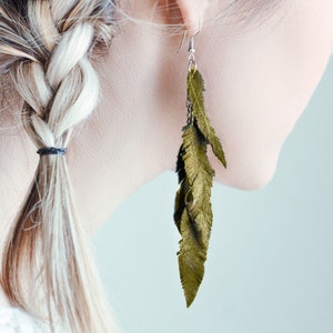 Boucles d'oreilles plumes en cuir suédé vert olive LIVRAISON GRATUITE boucles d'oreilles boho chic à franges image 1