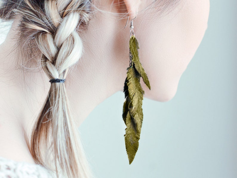 Boucles d'oreilles plumes en cuir suédé vert olive LIVRAISON GRATUITE boucles d'oreilles boho chic à franges image 1