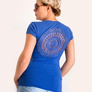 Blue t-shirt with upcycled vintage crochet doily back Size S image 4