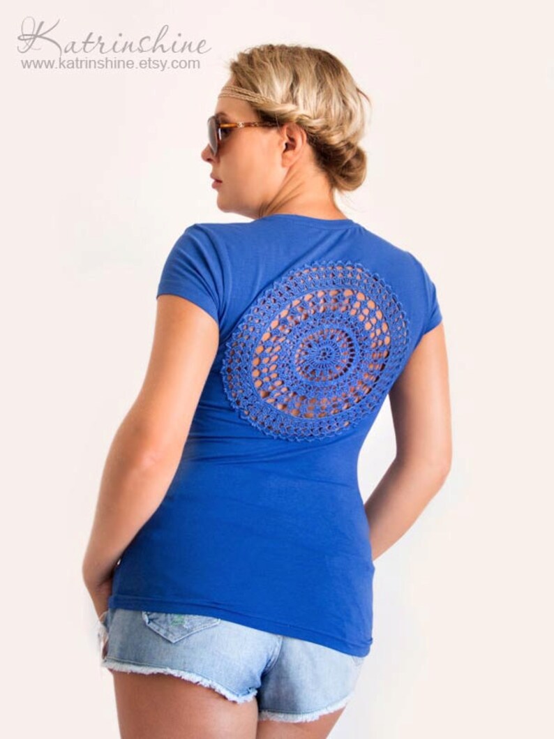 Blue t-shirt with upcycled vintage crochet doily back Size S image 4