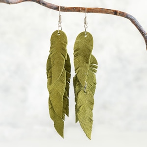 Boucles d'oreilles plumes en cuir suédé vert olive LIVRAISON GRATUITE boucles d'oreilles boho chic à franges image 3