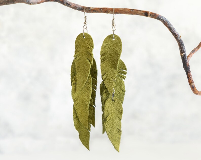 Boucles d'oreilles plumes en cuir suédé vert olive LIVRAISON GRATUITE boucles d'oreilles boho chic à franges image 3