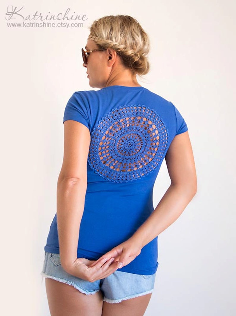 Blue t-shirt with upcycled vintage crochet doily back Size S image 2