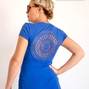 Blue t-shirt with upcycled vintage crochet doily back Size S image 3