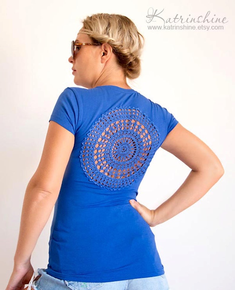 Blue t-shirt with upcycled vintage crochet doily back Size S image 3