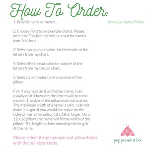 Pode incluir: Um gr&aacute;fico de instru&ccedil;&otilde;es para um Applique Name Pillow com o cabe&ccedil;alho verde How To Order. Lista cinco passos para personaliza&ccedil;&atilde;o, incluindo nome, fonte, cor do aplique, linha e acabamento, al&eacute;m de notas sobre uma largura m&aacute;xima de nome de 35,56 cm.