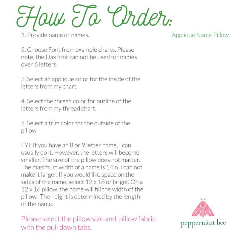 Pode incluir: Um gr&aacute;fico de instru&ccedil;&otilde;es para um Applique Name Pillow com o cabe&ccedil;alho verde How To Order. Lista cinco passos para personaliza&ccedil;&atilde;o, incluindo nome, fonte, cor do aplique, linha e acabamento, al&eacute;m de notas sobre uma largura m&aacute;xima de nome de 35,56 cm.