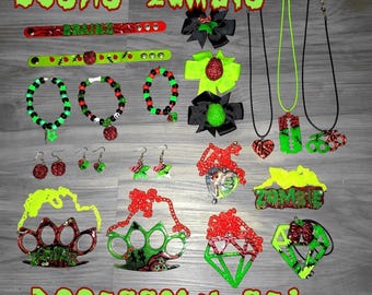 Op de afbeelding: Een set accessoires bestaande uit twee polsbandjes met hersenmotieven, drie kralenarmbanden, twee haarstrikken, drie kettingen met hangers, twee paar oorbellen en vier decoratieve items in de vorm van boksbeugels en diamanten.