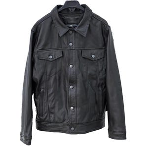 以下が含まれることがあります： 黒い革のジャケット。クラシックなデザインで、襟、ボタン留め、2つの胸ポケットが特徴です。 ジャケットは黒いハンガーに掛けられており、その仕立てられたフィット感とディテールを示しています。