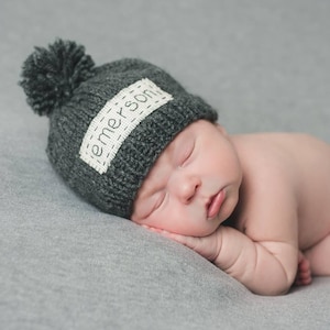 Gepersonaliseerde babymutsje met monogram babymutsje pasgeboren coming home hoed, pasgeboren naammutsje, aangepaste pom pom hoed, gepersonaliseerde babycadeaus