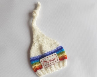 Gepersonaliseerde pasgeboren regenbooggeknoopte hoed met naam, handgemaakte gebreide aandenken nieuwe babycadeau, babyaankondiging ziekenhuishoed