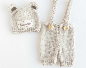 Gepersonaliseerde pasgeboren baby beer kostuum Handgemaakte teddybeer baby shower cadeau Hoed broek Bear cub handgebreide outfit Aangepaste naam pasgeboren beer set