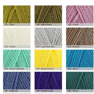 K&ouml;nnte beinhalten: Eine Farbkarte mit Garnproben in verschiedenen Farben, darunter Dunkelgrau-Mix, Oliv, Moosgr&uuml;n, Klee, Rosie, Aubergine, Creme, Hellgrau-Mix, Auerhahn, Weizen, M&uuml;hlblau, leuchtendes T&uuml;rkis, leuchtendes Gelb, Azurblau, Gras, Tulpe, Saphir, leuchtendes Lila, Petrol und Spott.