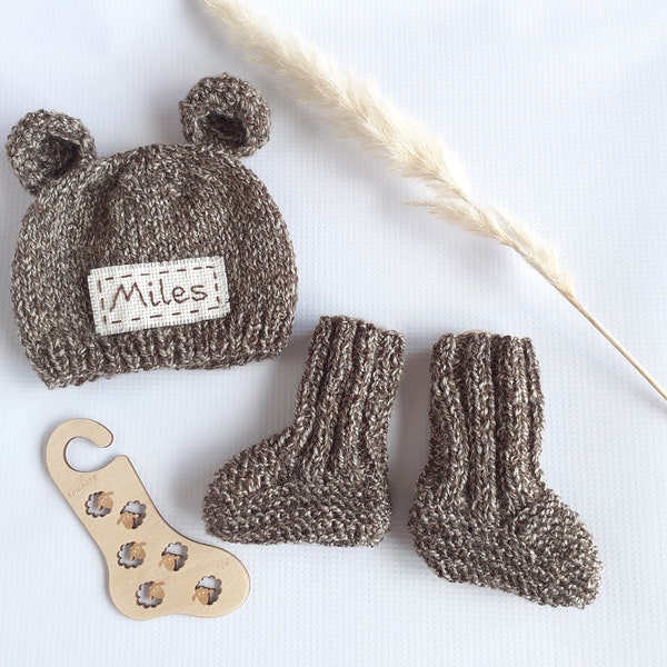 Custom newborn bear hat booties set Personalized bear baby shower gift Teddy bear gender neutral baby hat with name matching booties set