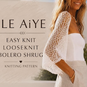 Może przedstawiać: Biały bolerko o otwartym splocie z luźną, siatkową fakturą. Obraz zawiera tekst iLE AiYE EASY KNIT LOOSEKNIT BOLERO SHRUG KNITTING PATTERN. Odzież jest noszona na białym topie bez ramiączek oraz jasnej spódnicy o gładkiej powierzchni.
