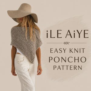 Puede incluir: Un poncho de punto beige usado con un sombrero de ala ancha y pantalones blancos. El texto iLE AiYE EASY KNIT PONCHO PATTERN aparece a la derecha. El poncho presenta un diseño de punto grueso y texturizado con un dobladillo en punta.