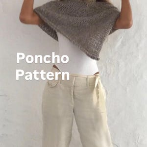 Könnte beinhalten: Eine Frau trägt einen breitkrempigen beigen Hut und einen grauen Strickponcho. Sie trägt auch ein weißes Oberteil und eine hellbeige Hose. Der Text "Poncho Pattern" ist sichtbar.